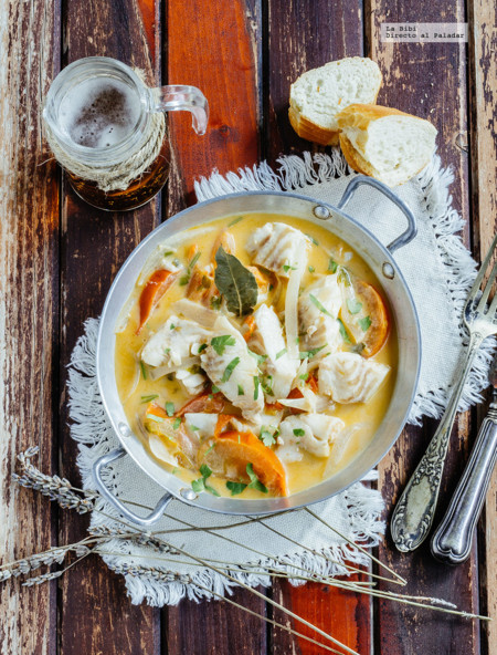 Pescado en caldo de vino blanco y jitomate. Receta