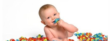 Limpiar el chupete del bebé con la boca, ¿sí o no? 