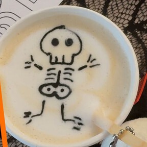 En esta cafetería de CDMX tu bebida viene con un peluche incluido (y todos quieren uno)