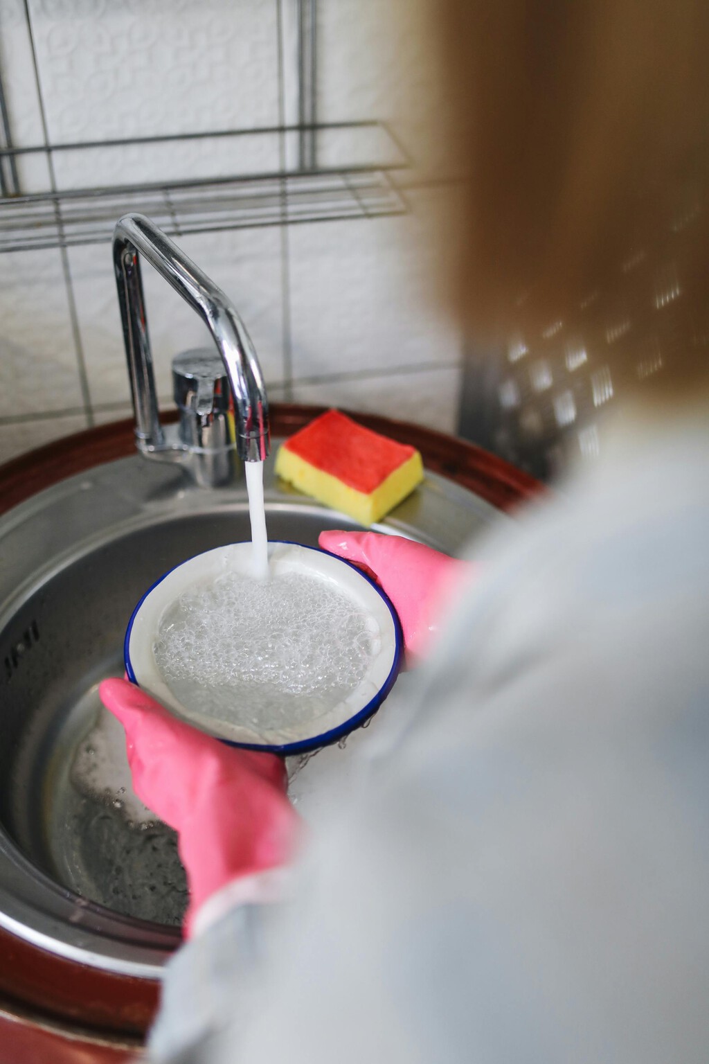 Por esto no hay que echar el lavavajillas directamente en el estropajo al lavar los platos: casi todos se equivocan 