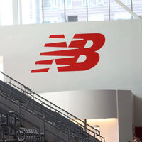 New Balance liquida las zapatillas retrofuturistas más deseadas para llevar con todo