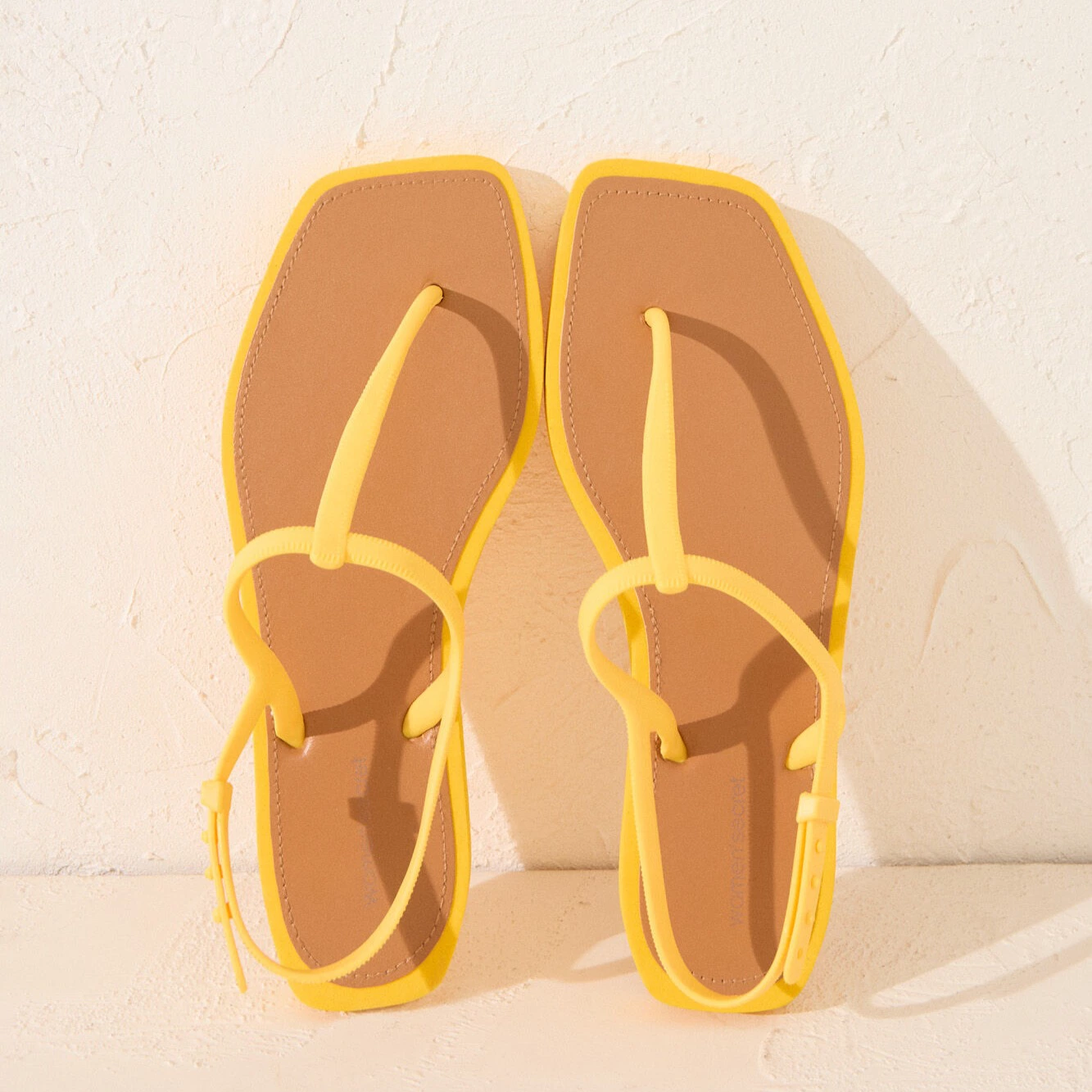 Chanclas entrelazadas punta cuadrada
