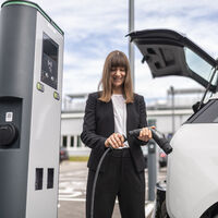 Bosch ha presentado un cable que no necesita wall box para cargar coches eléctricos en cualquier sitio