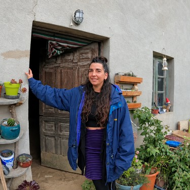 María, de 32 años, vive en Asturias, donde hace 7 años dejó la vida convencional para mudarse a una casa abandonada en medio del bosque: "Quería vivir la experiencia al máximo"