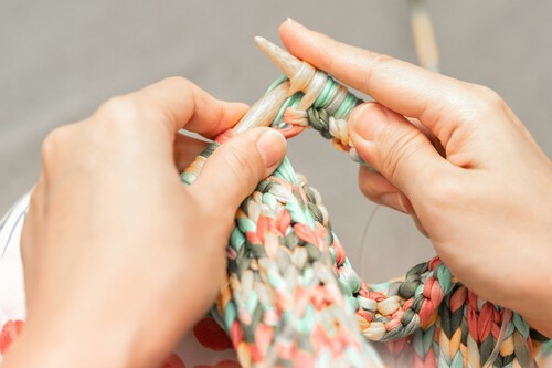 Hobbies manuais estão conquistando pessoas cronicamente online | Imagem: Tanaphong Toochinda no Unsplash