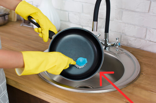 Si tus ollas y sartenes quedaron pegajosos en las fiestas decembrinas, esta es la mejor forma para limpiarlas