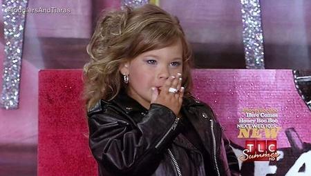 Escandalizados por un cigarro de mentira... ¿y el resto no importa?