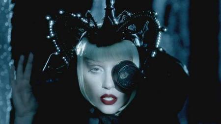 Viendo a lo que quiere que huela Lady Gaga su primera fragancia, lo mismo es la última