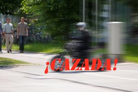 Husqvarna 900 cazada en la calle
