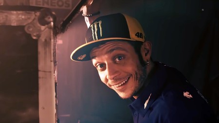 Esta es la cara de Rossi y Viñales al ver sus Yamaha 2017, tú tendrás que esperar al día 19