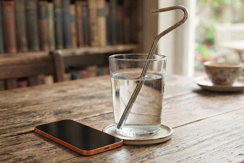 Ante la idea de que el móvil está contaminando el agua que bebemos, ya ha surgido el negocio perfecto: pajitas por 50 euros