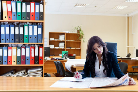 Asume que desde hoy hasta final de año trabajas gratis si eres mujer