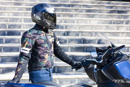 Probamos la chaqueta Icon 1000 Oildale: cómoda, bien equipada y con influencias retro por 200 euros