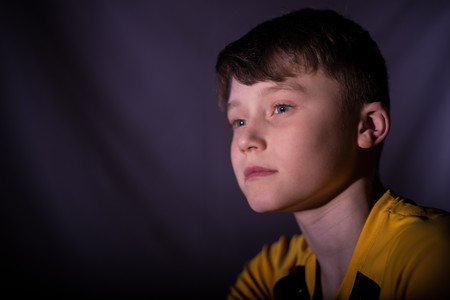 Reducir el tiempo frente a una pantalla y aumentar las horas de sueño favorece el desarrollo cognitivo en los niños