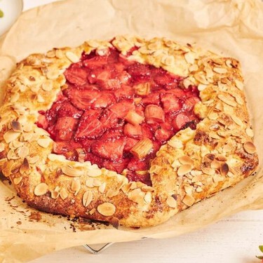 Crumble de fresas fácil y rápido: el postre ideal para aprovechar fruta madura