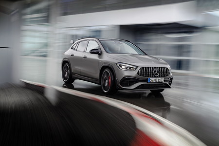 El Mercedes-AMG GLA 45 2021 es un SUV de 421 hp que se ve mejor en pista que en pasto