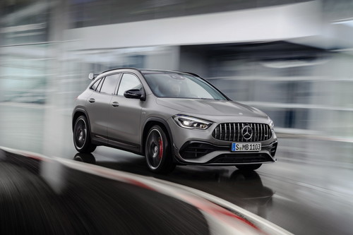 El Mercedes-AMG GLA 45 2021 es un SUV de 421 hp que se ve mejor en pista que en pasto