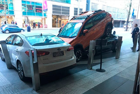 Porsche 911 Carrera Cabriolet aparcado bajo un Subaru XV