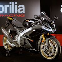 ¡Siniestra! La Aprilia RSV4 se viste de negro y oro con la nueva decoración Ultra Dark para los mismos 217 CV 