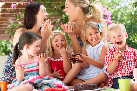 ¡Llama a tus amigas! Según un estudio, tenerlas cuando eres madre ayuda a mejorar el desarrollo cognitivo de tus hijos