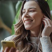 La nostalgia está haciendo que los influencers conviertan en moda de lujo algo que creíamos olvidado: los auriculares con cable