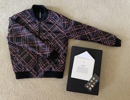 Así es la chaqueta y pines que Apple ha regalado a los ganadores del Swift Student Challenge en motivo de la WWDC