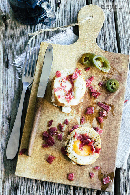Huevos con salami en cazuelita de pan. Receta para el desayuno