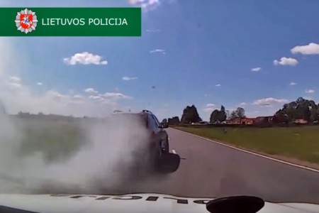 El James Bond lituano lleva un Volvo: humo y pinchos contra la policía en plena persecución