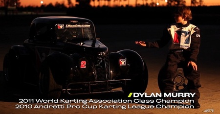 Mientras otros niños se divierten con videojuegos, éste pilota su propio Racing Legend