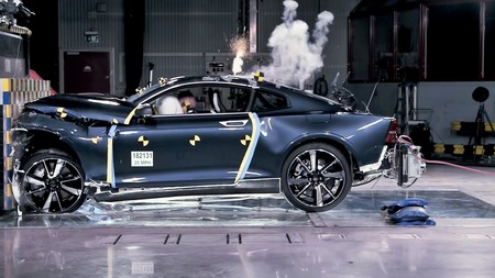 Este vídeo demuestra que Polestar puede hacer con fibra de carbono coches tan seguros como un Volvo
