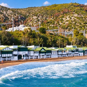 La mejor escapada de otoño: un pueblo pesquero de casas tradicionales entre el Mediterráneo y la montaña 