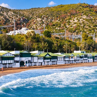 La mejor escapada de otoño: un pueblo pesquero de casas tradicionales entre el Mediterráneo y la montaña 