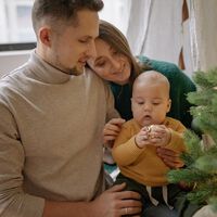 La primera Navidad del bebé: ocho consejos prácticos para que todos disfruten