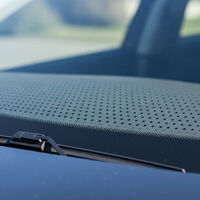 ¿Para qué sirven los puntos negros que tienen todos los autos al borde del parabrisas?