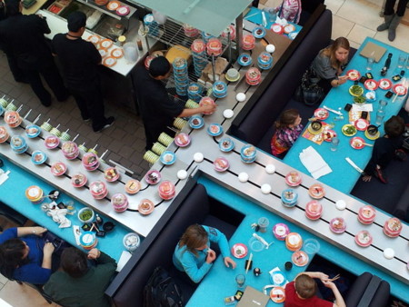 Estos restaurantes japoneses son mejores porque en ellos (casi) no hay seres humanos