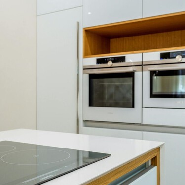 Tu vitrocerámica se puede proteger con estas versátiles placas de vidrio tan resistentes como decorativas