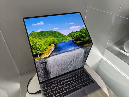 Portátil con pantalla plegable vertical | Imagen: Xataka