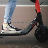 Primer accidente mortal con patinete eléctrico en Reino Unido: muere la youtuber Emily Hartridge