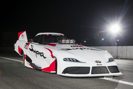 El Toyota Supra entra al mundo de los arrancones con un funny car de 11,000 hp