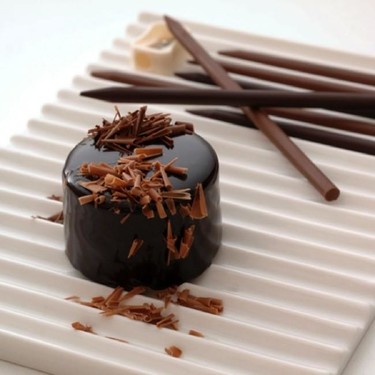 Decora tus postres con virutas de chocolate afilando estos dulces lápices