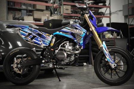 Roland Sands le dedica una Yamaha WR 450 a Ben Spies