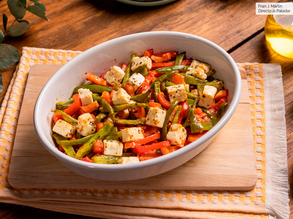 Vale como aperitivo y vale como ensalada: la receta griega con queso feta con la que sacarle partido al verano