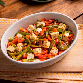 Vale como aperitivo y vale como ensalada: la receta griega con queso feta con la que sacarle partido al verano 