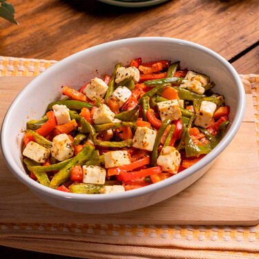 Vale como aperitivo y vale como ensalada: la receta griega con queso feta con la que sacarle partido al verano 