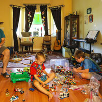 Padres y madres comparten la realidad de vivir con bebés y niños en casa, en un divertido hilo viral de Twitter 