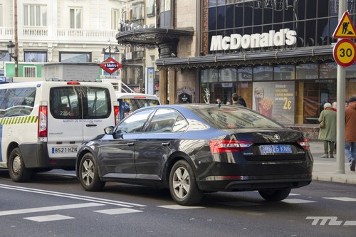 Así hemos vivido la huelga del taxi en Madrid desde el asiento de un Uber
