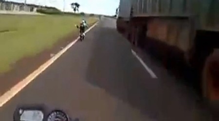 El cabezabuque ahora hace el superman a ras de suelo