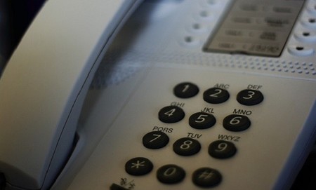 Facua pide que empresas e instituciones públicas dejen de usar prefijos 902
