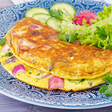 Adiós al tenedor: batir así los huevos para la tortilla francesa es mil veces mejor y da un resultado mucho más esponjoso 