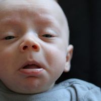 Mi bebé estornuda mucho, ¿está resfriado?